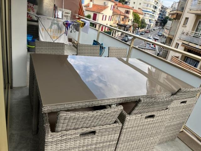 Emplacement De Premier Ordre En Bas Des Plages Et Des Commerces Juan-les-Pins Exteriör bild