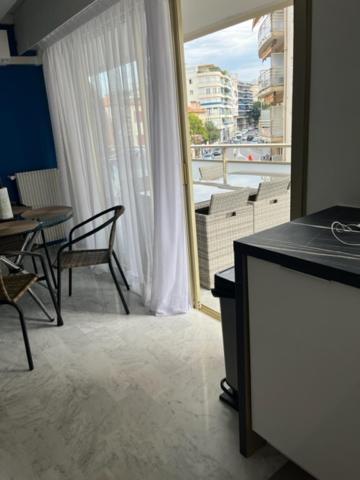 Emplacement De Premier Ordre En Bas Des Plages Et Des Commerces Juan-les-Pins Exteriör bild
