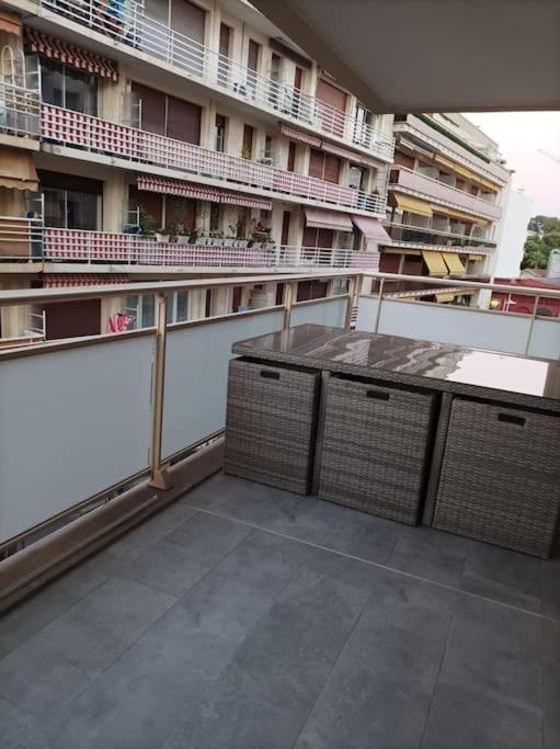 Emplacement De Premier Ordre En Bas Des Plages Et Des Commerces Juan-les-Pins Exteriör bild